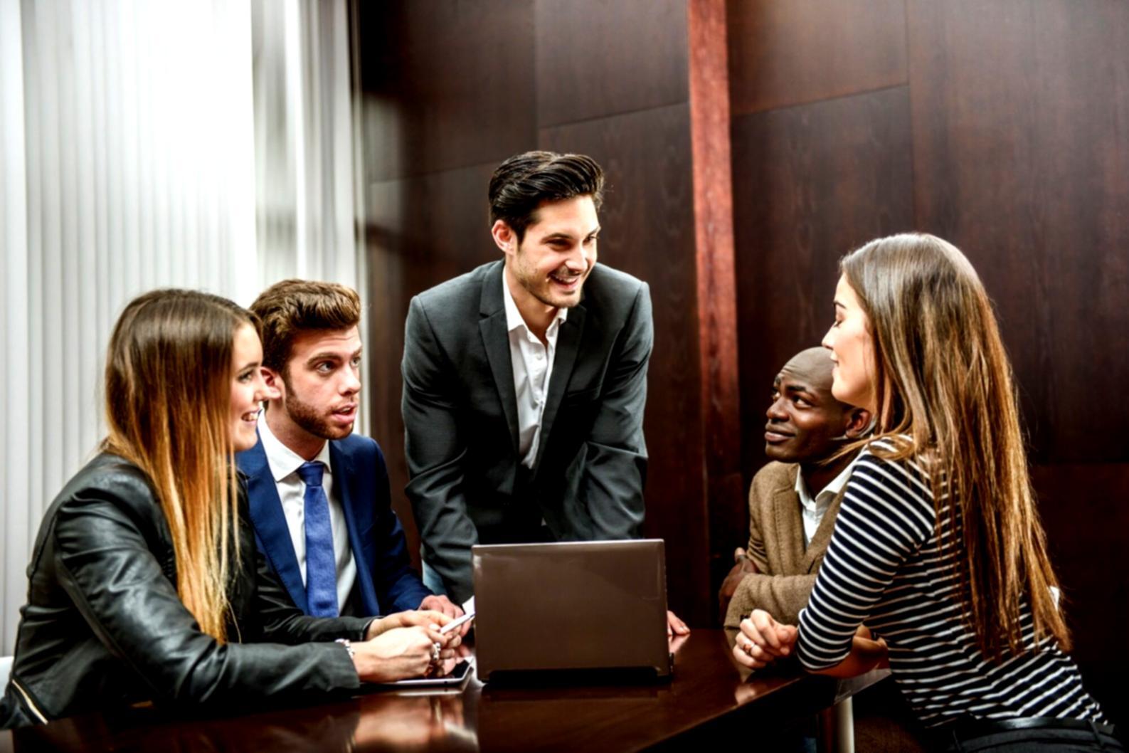 Ambiente di coaching remoto professionale con strumenti digitali moderni