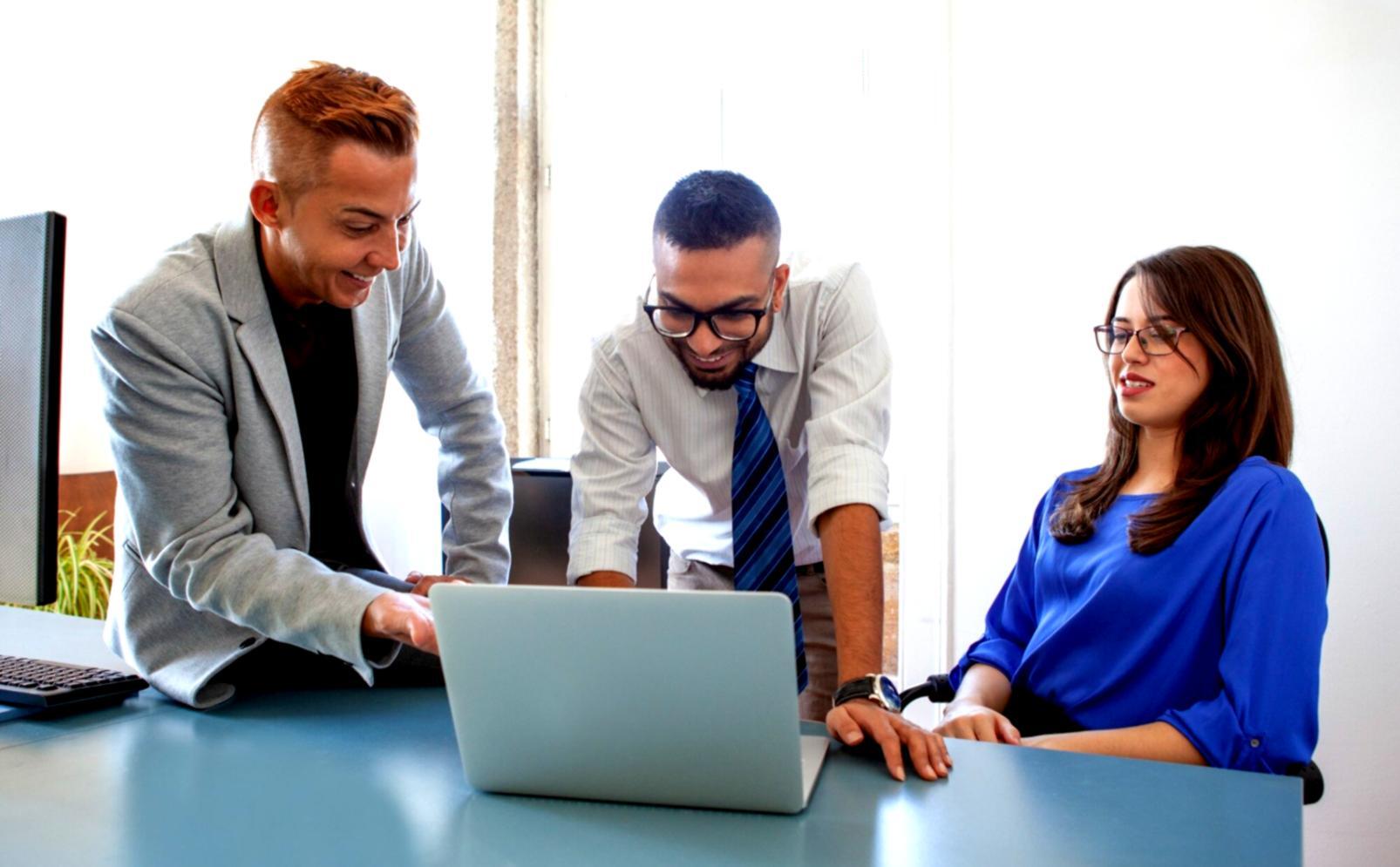 Sessione di coaching online con materiali di lavoro e strumenti digitali